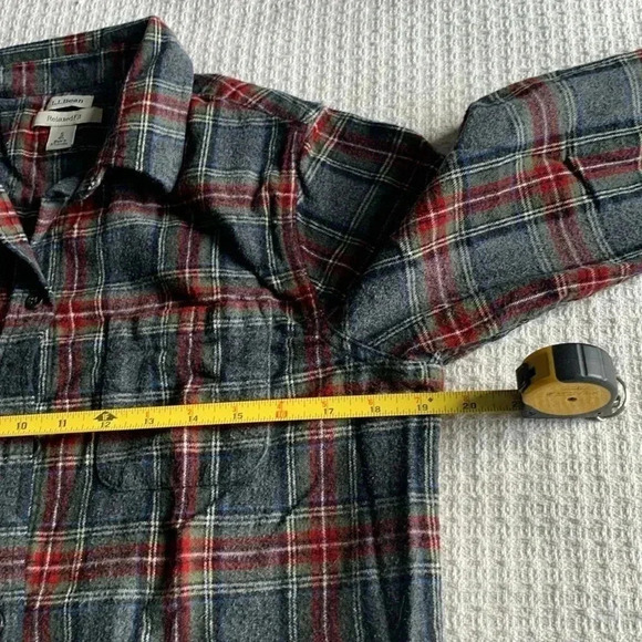 LL Bean relaxed fit flannel button down shirt - Picture 4 of 6